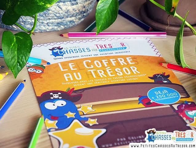 Le Coffre au Trésor imprimé, posé sur une table avec des crayons de couleur
