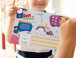 Un enfant tient un tableau illustré Défi de persévérance